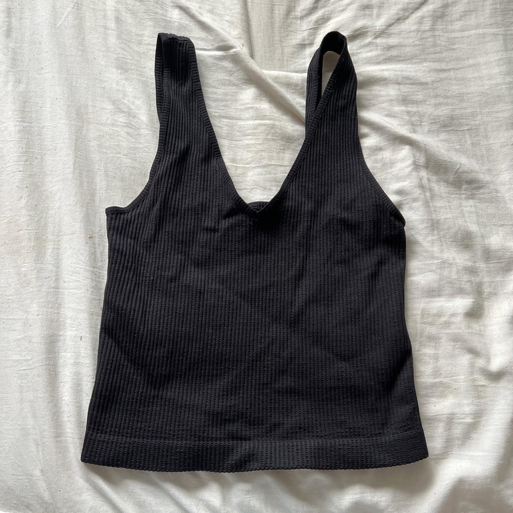 american threads black v neck ribbed cropped tank top